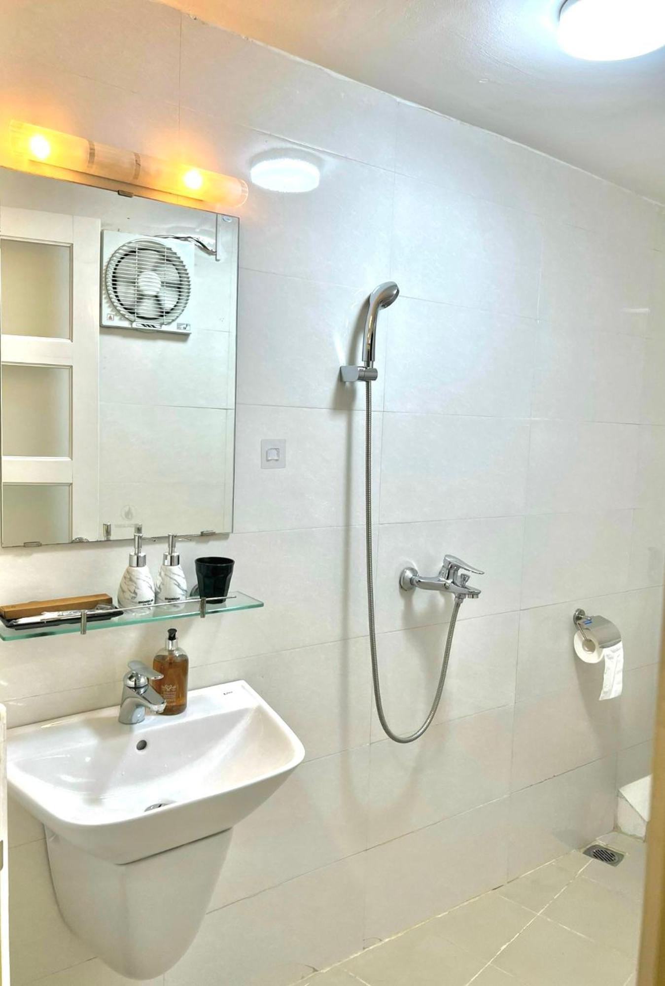 Nice Room Located Right Next To The Old Quarter Can Phong Nhieu Anh Sang Tai Ngay Gan Pho Di Bo Ho Guom Hanoi Bagian luar foto